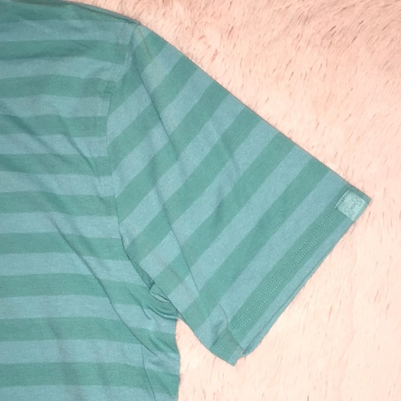 Under Armour ‘Loose Fit’ HeatGear Striped Polo. - Picture 2 of 8